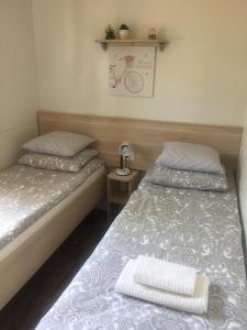 Tempat tidur dalam kamar di Mobile home "Sun" Jezera Village , otok Murter