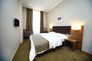 Postel nebo postele na pokoji v ubytování Tskaltubo Plaza Hotel