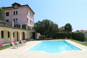 Bazén v ubytování Oleandro 1 apartment in Villa Cerutti nebo v jeho okolí
