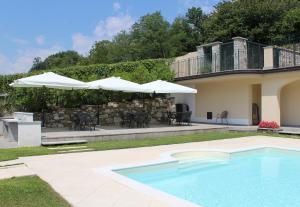 Bazén v ubytování Oleandro 1 apartment in Villa Cerutti nebo v jeho okolí