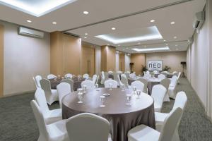 Posezení v ubytování Hotel NEO Cirebon by ASTON