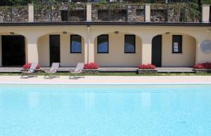 Bazén v ubytování Oleandro 1 apartment in Villa Cerutti nebo v jeho okolí