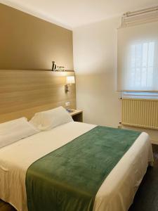 Postel nebo postele na pokoji v ubytování Hotel Carbonell + 37 fotografií