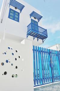 ein Gebäude mit einem blauen Zaun und einem Fenster in der Unterkunft Cube homestay Phan Rang cách biển 300m to the beach in Phan Rang