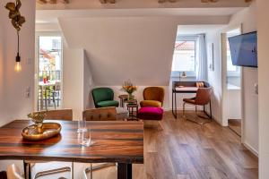 sala de estar con mesa y sillas en Strandland, en Kühlungsborn