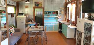Een keuken of kitchenette bij Fig Tree Retro Studio