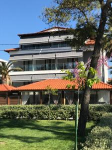 duży budynek z pomarańczowym dachem w obiekcie Gkeea Boutique Hotel w mieście Ierissós