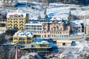 eine Luftansicht eines Resorts im Schnee in der Unterkunft Haus Lothringen by AlpenTravel in Bad Gastein