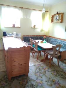 Górski Zakątek z kominkiem i tarasem في Laliki: مطبخ وغرفة طعام مع طاولة وكراسي