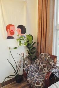 a bedroom with a picture of two people on the wall at Cube homestay Phan Rang cách biển 300m to the beach in Phan Rang