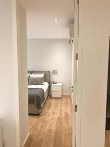 um quarto com uma cama e piso em madeira em Valadim Flats no Porto