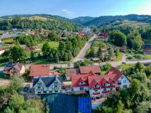 z góry widok na wioskę z domami w obiekcie APARTAMENTY NA SKARPIE w mieście Szczawnica