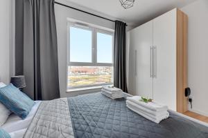 Кровать или кровати в номере Apartament Bastion Sky Gdańsk TriApart