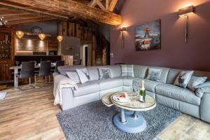 ein Wohnzimmer mit einem Sofa und einem Tisch in der Unterkunft Chalet des Amis- Chamonix All Year in Chamonix-Mont-Blanc