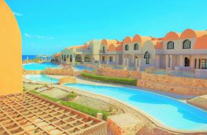 Bazén v ubytování Rohanou Beach Resort nebo v jeho okolí