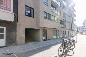 un gruppo di biciclette parcheggiate di fronte a un edificio di Spacious apartment in the heart of Ostend near the sea a Ostenda