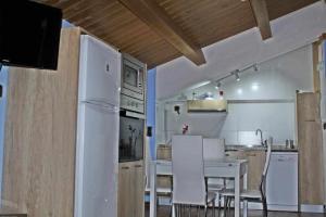 A kitchen or kitchenette at Hotel Apartamentos Melihah
