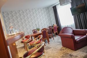 una sala de espera con mesa y sillas en Hotel Nafta Krosno, en Krosno