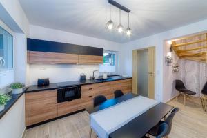 Kuchnia lub aneks kuchenny w obiekcie APARTAMENTY NA SKARPIE