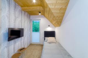 Telewizja i/lub zestaw kina domowego w obiekcie APARTAMENTY NA SKARPIE