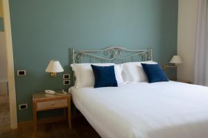 Postel nebo postele na pokoji v ubytování Hotel Enzo + 37 fotografií