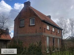 ein altes Backsteinhaus mit Dach und Fenstern in der Unterkunft Huis aan Puyenbroeck in Wachtebeke