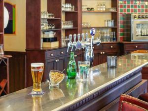 a bar with two glasses of beer on a counter at ibis Chartres Ouest Luce in Chartres
