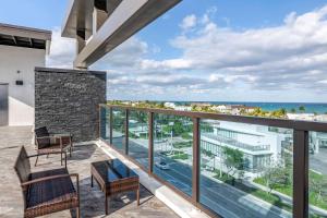 Un balcón con sillas y vistas al océano. en Cambria Hotel Fort Lauderdale Beach en Fort Lauderdale