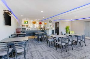 une salle à manger avec des tables et des chaises ainsi qu'une cuisine dans l'établissement Quality Inn, à Waynesboro