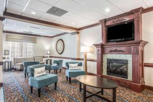 una sala de espera con chimenea y TV en Sleep Inn & Suites Hiram, en Hiram