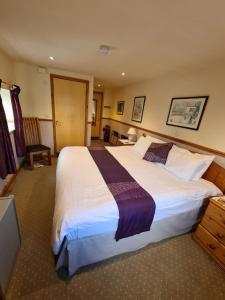 a bedroom with a large bed in a hotel room at Alington House in Cambridge