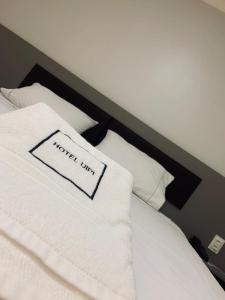 um quarto de hotel com uma almofada com uma placa de hotel em Hotel Uipi em Sorriso