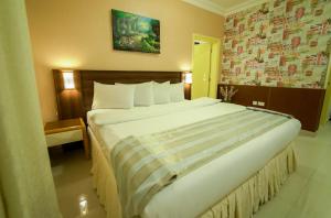 Postel nebo postele na pokoji v ubytování Al Ghubrah Plaza Hotel
