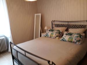 una camera con un letto con due cuscini sopra di Comme à la maison prés des châteaux de la Loire a Feings
