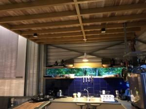 Ein Restaurant oder anderes Speiselokal in der Unterkunft Perezoso Villa. Jurassic Park loft in the jungle 