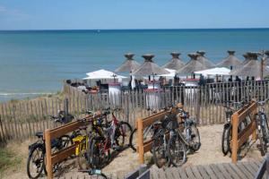 a group of bikes parked on the beach at Dune des Landes in Lacanau-Océan