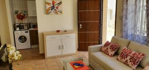 a living room with a couch and a kitchen at Espanatour MAGDOLINA in San Pedro del Pinatar