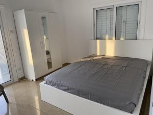2 Bedroom apartment in Nicosia center! 9 tesisinde bir odada yatak veya yataklar