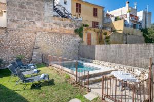 Bazén v ubytování Casa Horta Den Menut nebo v jeho okolí