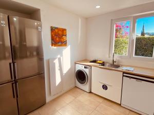 uma cozinha com um frigorífico e uma máquina de lavar roupa em Galo by Check-in Portugal em Albufeira