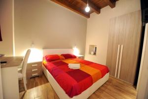 una camera con letto, scrivania e di Affittacamere Fravina ad Andria