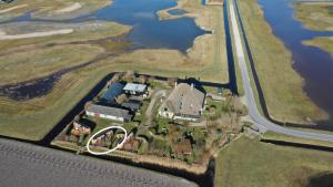 una vista aérea de una casa junto a un río en De Hut, in Natuurgebied en vlakbij het Strand, en Callantsoog