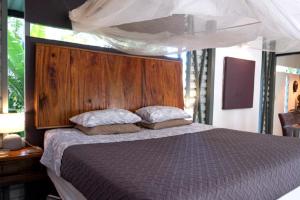 Ένα ή περισσότερα κρεβάτια σε δωμάτιο στο Perezoso Villa. Jurassic Park loft in the jungle