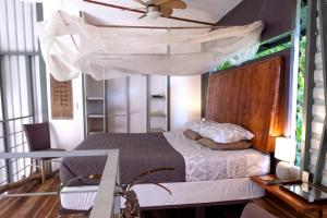 Ein Bett oder Betten in einem Zimmer der Unterkunft Perezoso Villa. Jurassic Park loft in the jungle