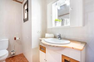 un baño con lavabo e inodoro en Ca Na Kika, en Alcudia 13 fotos más