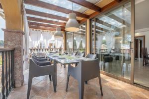 Un comedor con mesa y sillas en Ca Na Kika, en Alcudia