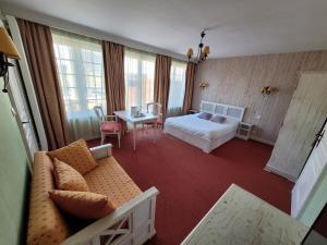 Touffréville的住宿－LA GRANDE BRUYERE，酒店客房,配有一张床铺和一张桌子,还有一间客房