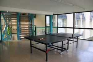 Table tennis facilities sa Sphinx Résidences - Les Germes de Blé o sa malapit