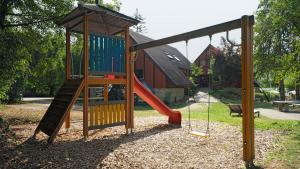 un parco giochi con scivolo e altalena di Delémont Youth Hostel a Delémont