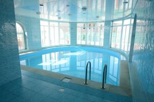 uma grande piscina num edifício em Gostevoy dom Liliya em Yeysk
